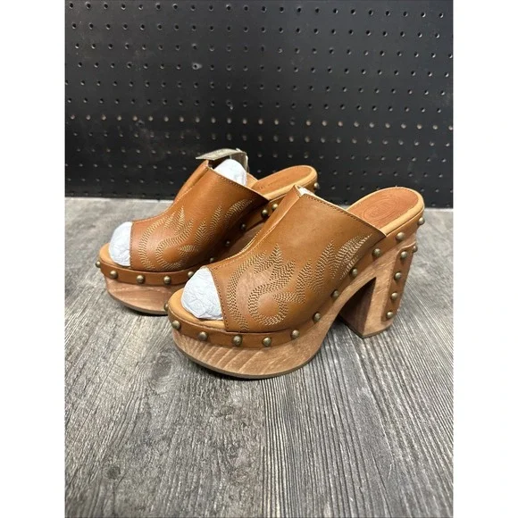 Dingo Women's Free Spirit Wooden Sandals DI2331 TAN Size 7